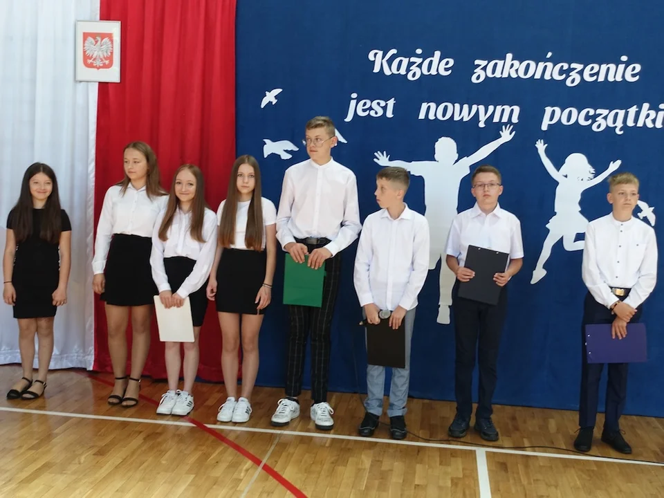 Zakończenie nauki w szkołach gminy Wola Mysłowska (zdjęcia) Nagrody, stypendia, kwiaty - Zdjęcie główne