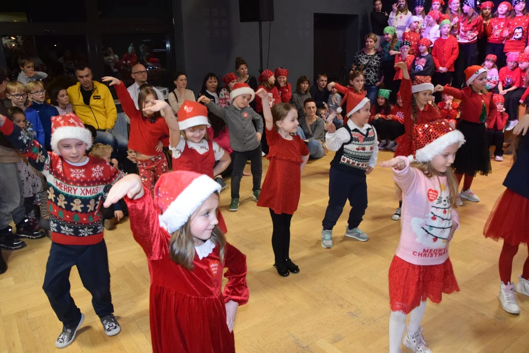 Finał WOŚP w Łęcznej. Mali tancerze wypełnili salę Centrum Kultury (ZDJĘCIA) - Zdjęcie główne