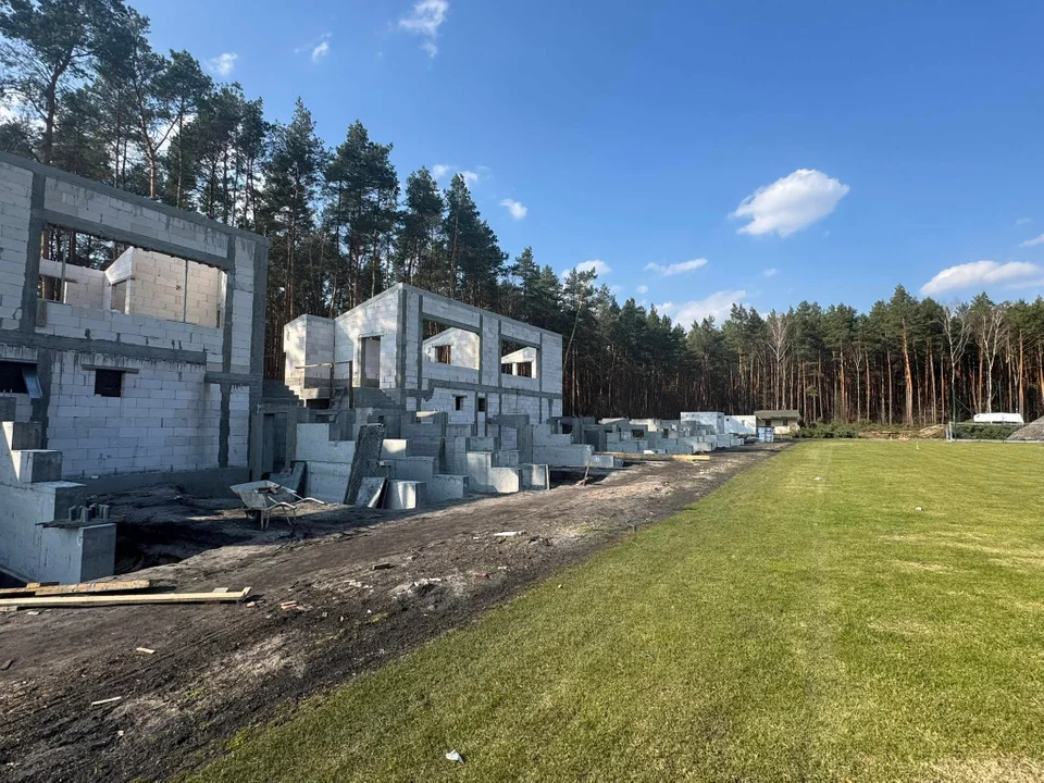 Rośnie nowy stadion w powiecie zamojskim! (foto) - Zdjęcie główne