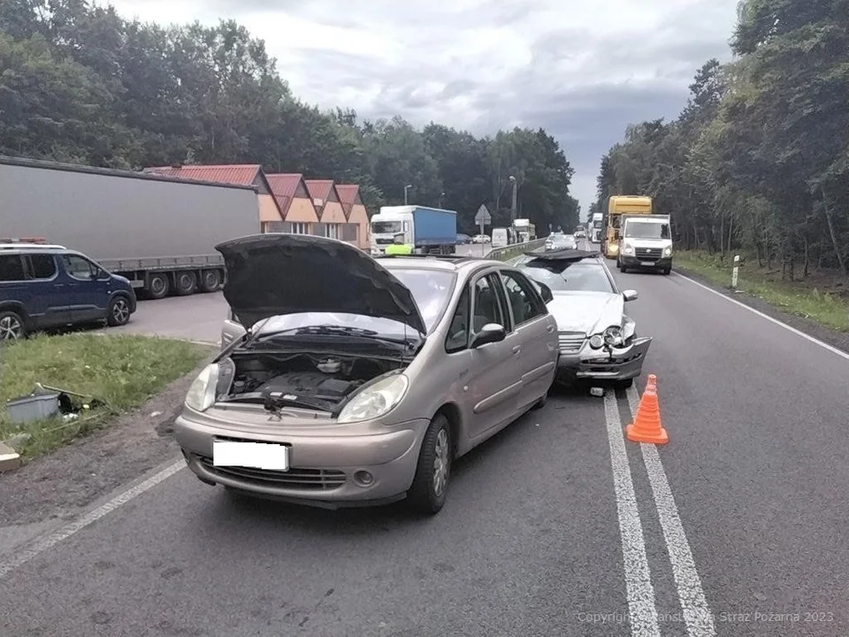 Powiat radzyński: Trzy osoby w szpitalu po zderzeniu osobówek