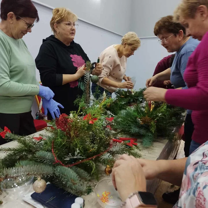 Seniorzy z gminy Trzebieszów zrobili świąteczne stroiki