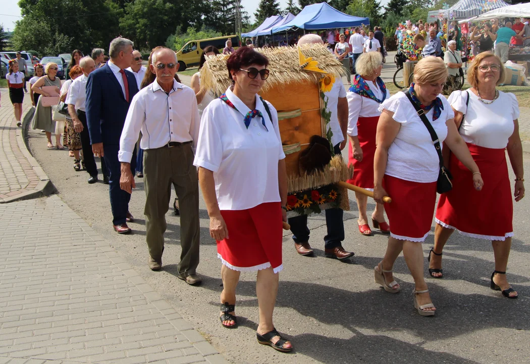 Korowód dożynkowy w Ostrówku