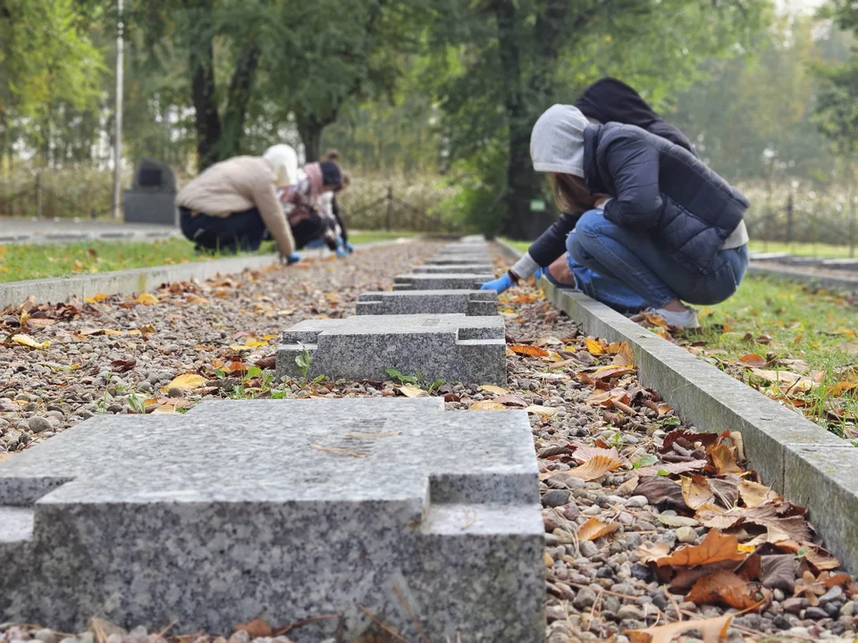 "Szkoła Pamięta". Uczniowie z Zespołu Szkół nr 2 w Łukowie posprzątali cmentarz przy ul. Strzelniczej - Zdjęcie główne