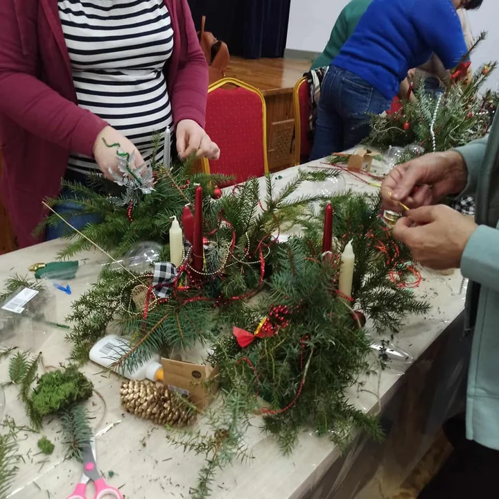 Seniorzy z gminy Trzebieszów zrobili świąteczne stroiki