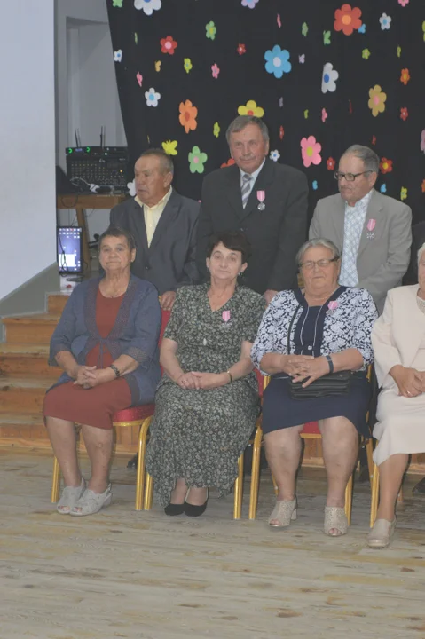 GMINA TRZEBIESZÓW Złoci Jubilaci idą razem przez życie od 50 lat. Uroczystość wręczenia medali od prezydenta RP.