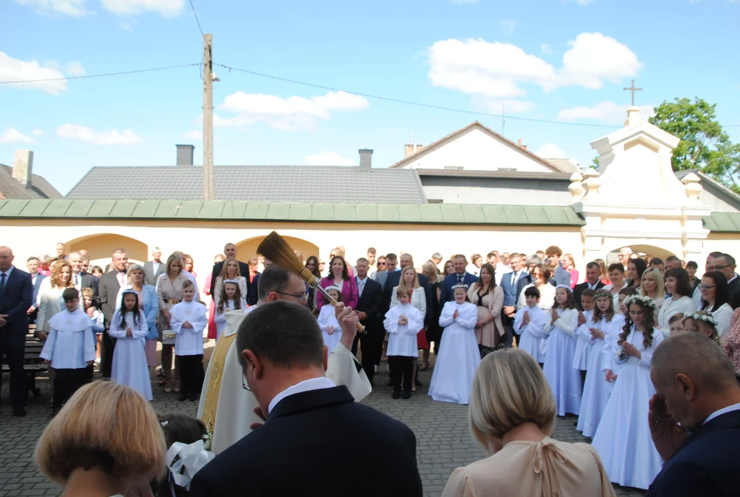 Uczniowie z klas III A i III C z SP nr 2 w Opolu Lubelskim przystąpili do I Komunii Świętej 3 czerwca o godz. 10