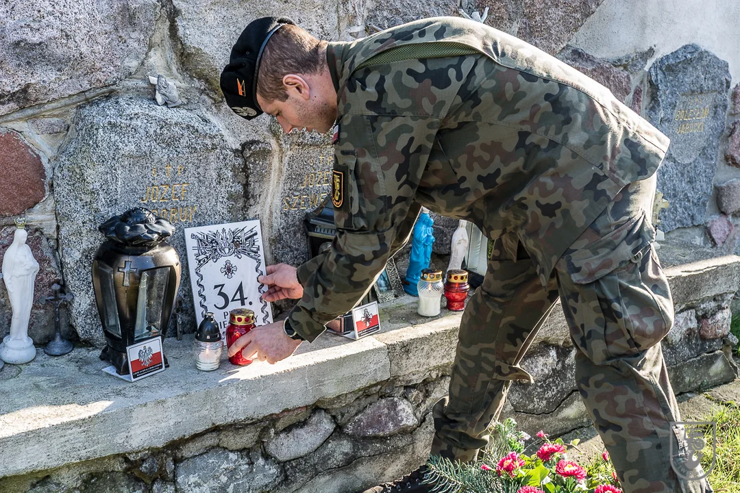 Żołnierze 1. Warszawskiej Brygady Pancernej uprzątnęli groby poległych bohaterów