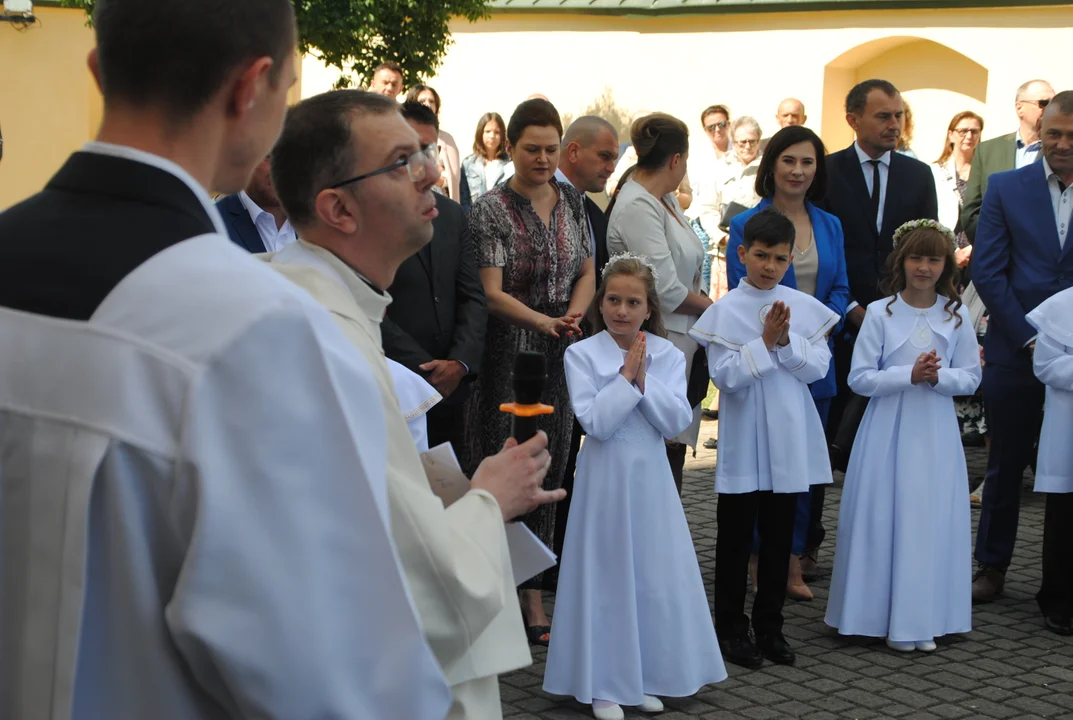 Uczniowie z klas III A i III C z SP nr 2 w Opolu Lubelskim przystąpili do I Komunii Świętej 3 czerwca o godz. 10