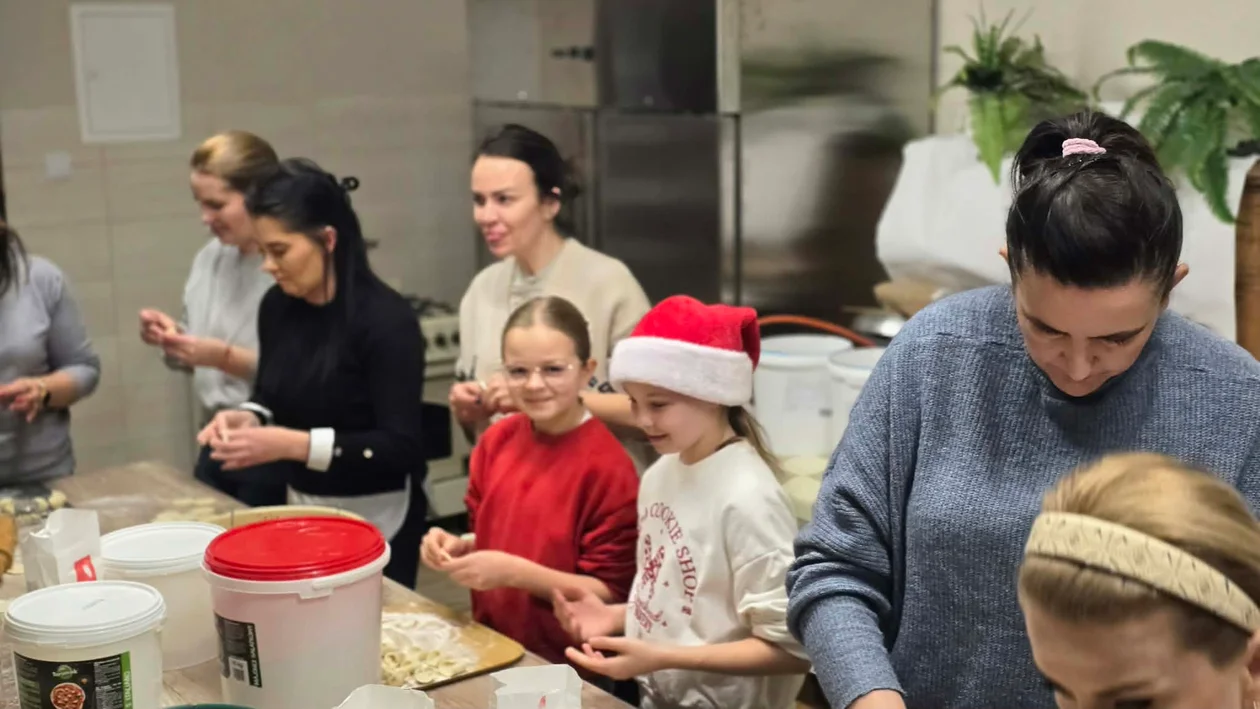 Prywatna SP: Lepienie pierogów na Jarmark Bożonarodzeniowy