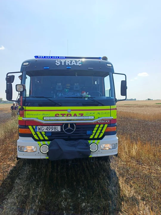 Ogień błyskawicznie objął pole. Spłonęło około 2 hektarów zboża, zaczęło się od kombajnu
