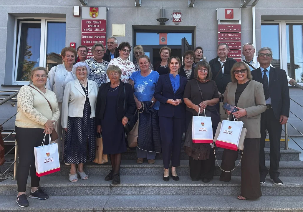 Seniorzy z Nałęczowa przyglądali się pracy Powiatowej Rady Seniorów w Opolu Lubelskim - Zdjęcie główne