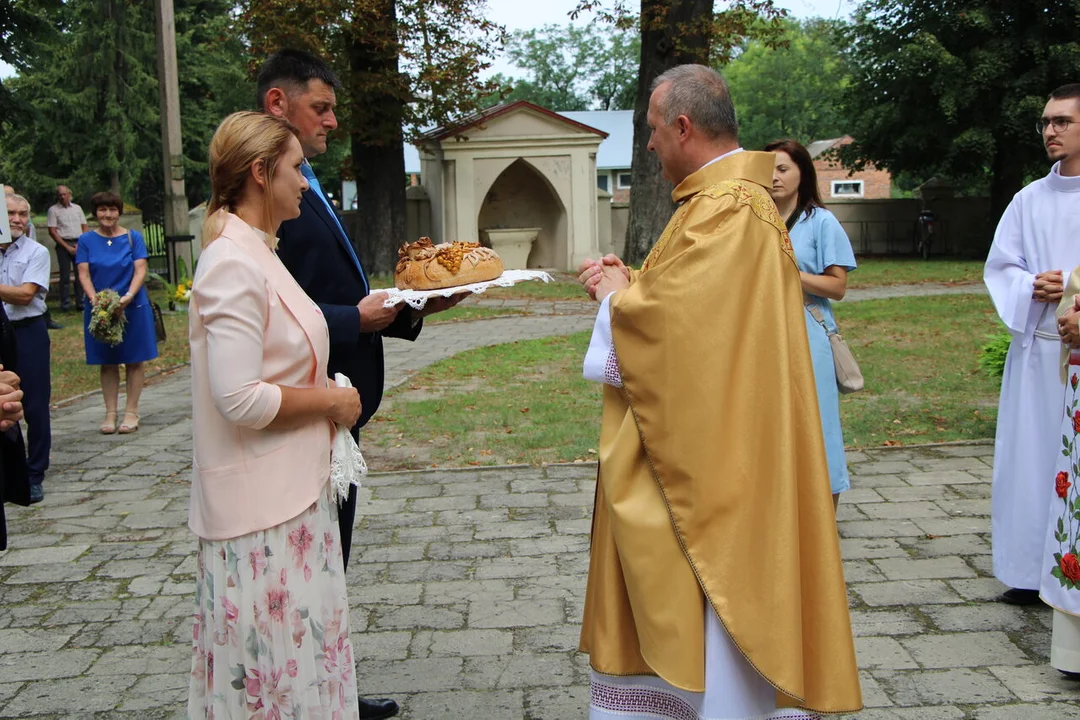 Dożynki w Sernikach. Błogosławieństwo wieńców i korowód