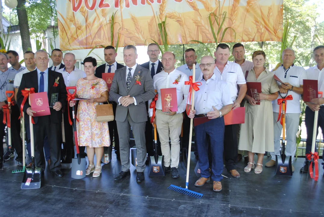 Nagrodzeni rolnicy z  gminy Firlej. Wyróżnienia dostali na dożynkach (zdjęcia) - Zdjęcie główne