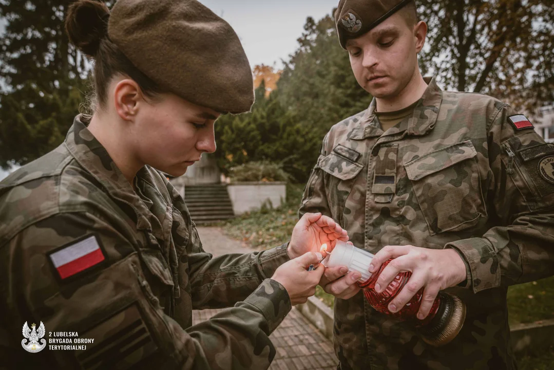 Lubelscy terytorialsi w akcji "Żołnierska Pamięć". Porządkują groby i miejsca pamięci