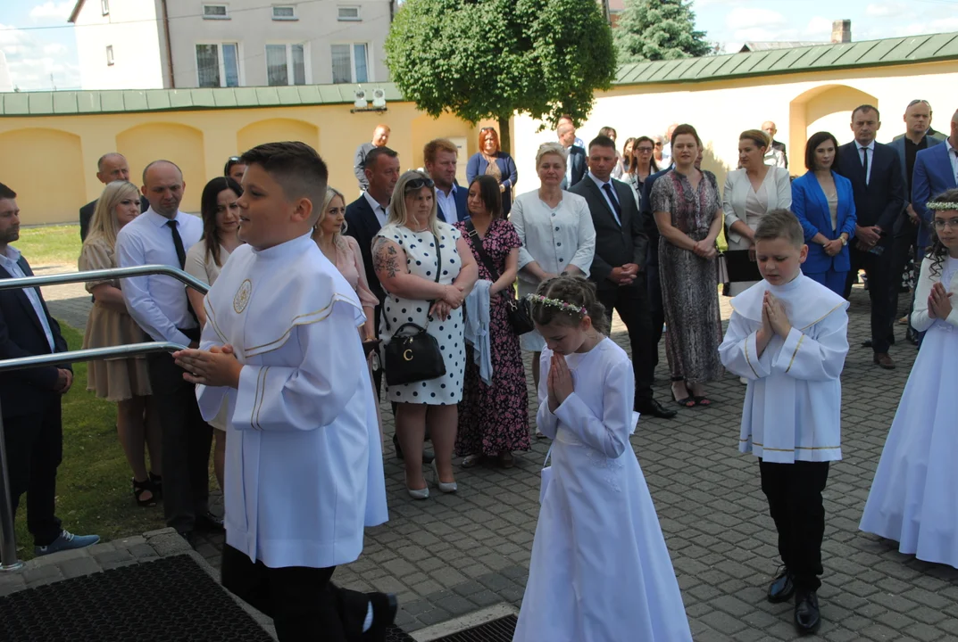 Uczniowie z klas III A i III C z SP nr 2 w Opolu Lubelskim przystąpili do I Komunii Świętej 3 czerwca o godz. 10