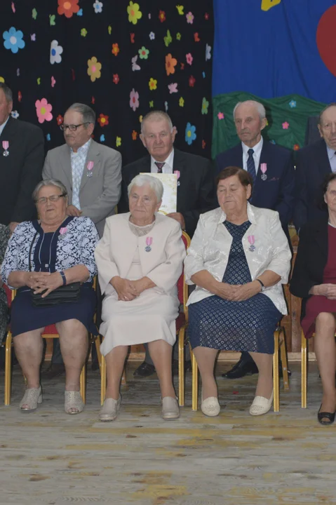 GMINA TRZEBIESZÓW Złoci Jubilaci idą razem przez życie od 50 lat. Uroczystość wręczenia medali od prezydenta RP.