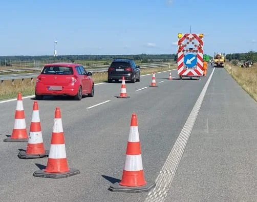 Utrudnienia na eskpresówce. Ciężarówka w rowie - Zdjęcie główne