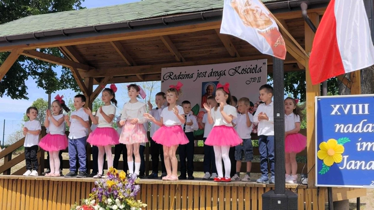 Szkoła świętowała z Janem Pawłem II (foto) - Zdjęcie główne