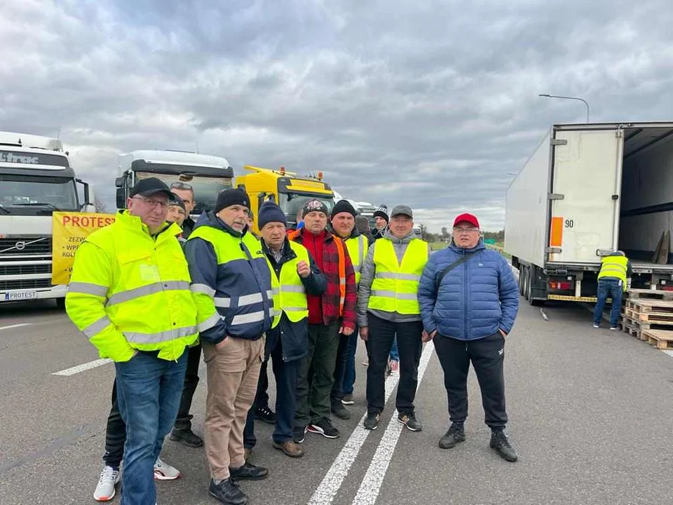 Łukowscy przewoźnicy protestują na granicy polsko- ukraińskiej razem z przewoźnikami z innych miast i regionów