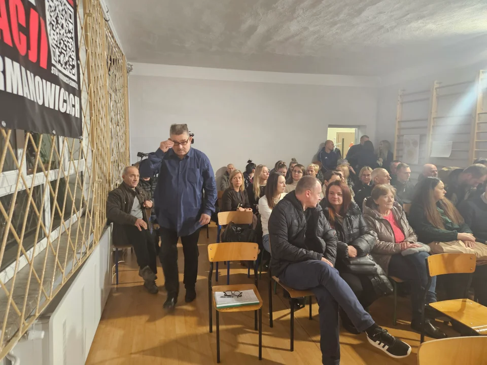 „Drugi raz ją zamykacie! Z obrońcami szkoły nie wygracie!” – spór o szkołę w Karmanowicach trwa