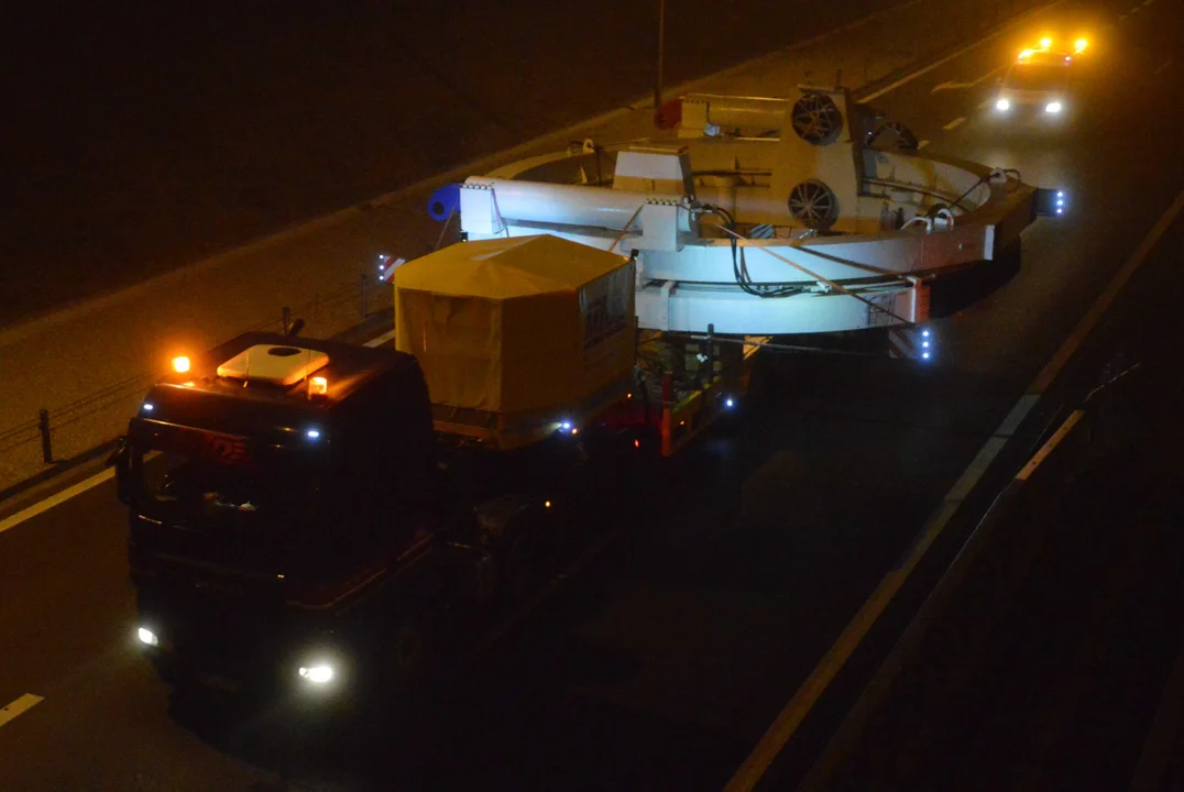 Lublin: Tak dużego ładunku jeszcze po polskich drogach nie przewożono. Transport gigantycznej maszyny zablokował ekspresówkę [ZDJĘCIA, WIDEO] - Zdjęcie główne