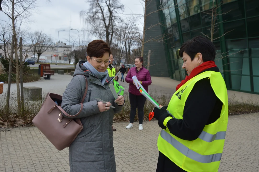 Akcja rozdawania odblasków w Puławach