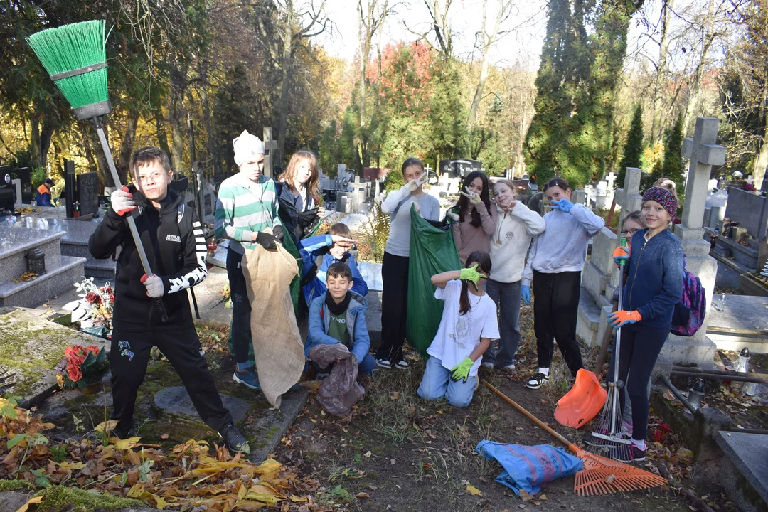 Nałęczów: Wzięli grabie, miotły i rękawice i poszli na cmentarz (ZDJĘCIA) - Zdjęcie główne