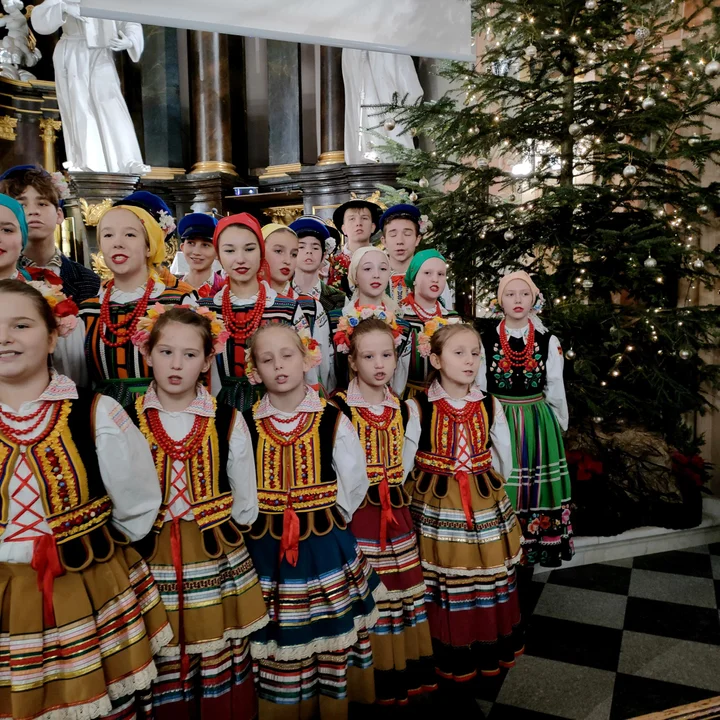 ŁUKÓW „Łukowiacy” kolędowali w parafiach. Wspaniałe koncerty i oprawa mszy św.