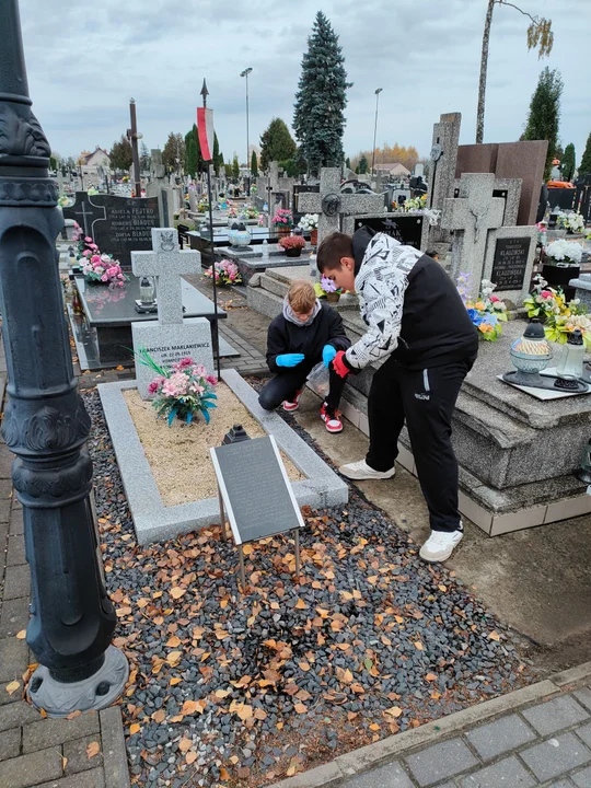 Uczniowie "Rolnika" zadbali o nagrobki na łukowskich cmentarzach