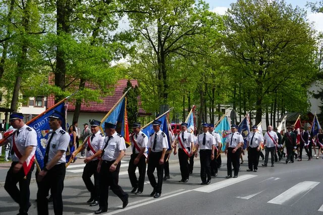 Poniatowa: Msza, przemarsz z żołnierzami i salwa honorowa (ZDJĘCIA) - Zdjęcie główne