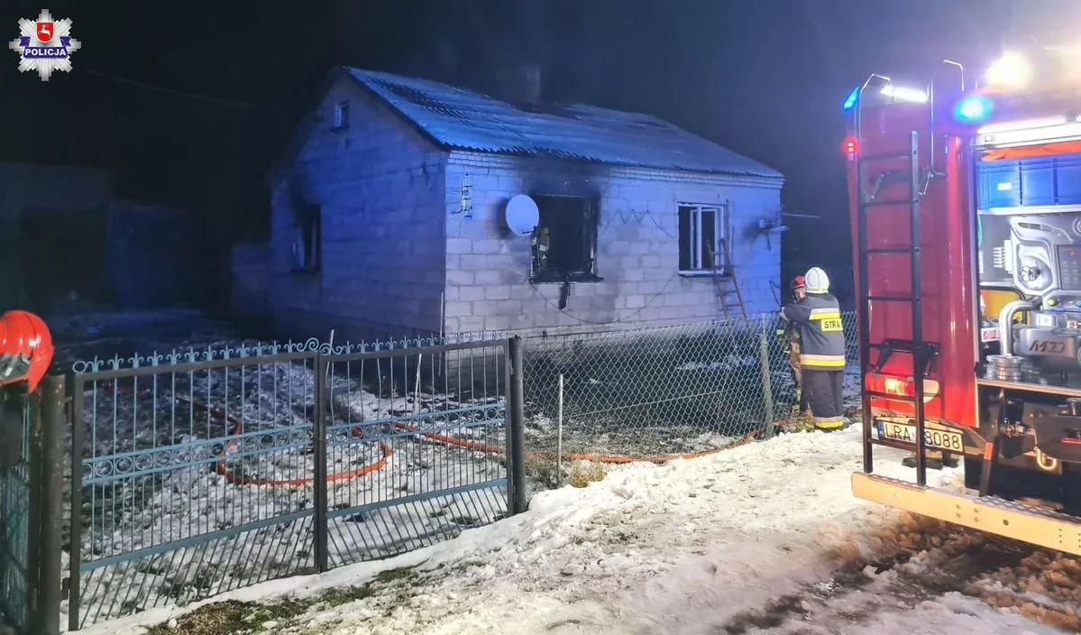 Powiat radzyński: Pożar domu. Policjanci uratowali dwie osoby - Zdjęcie główne