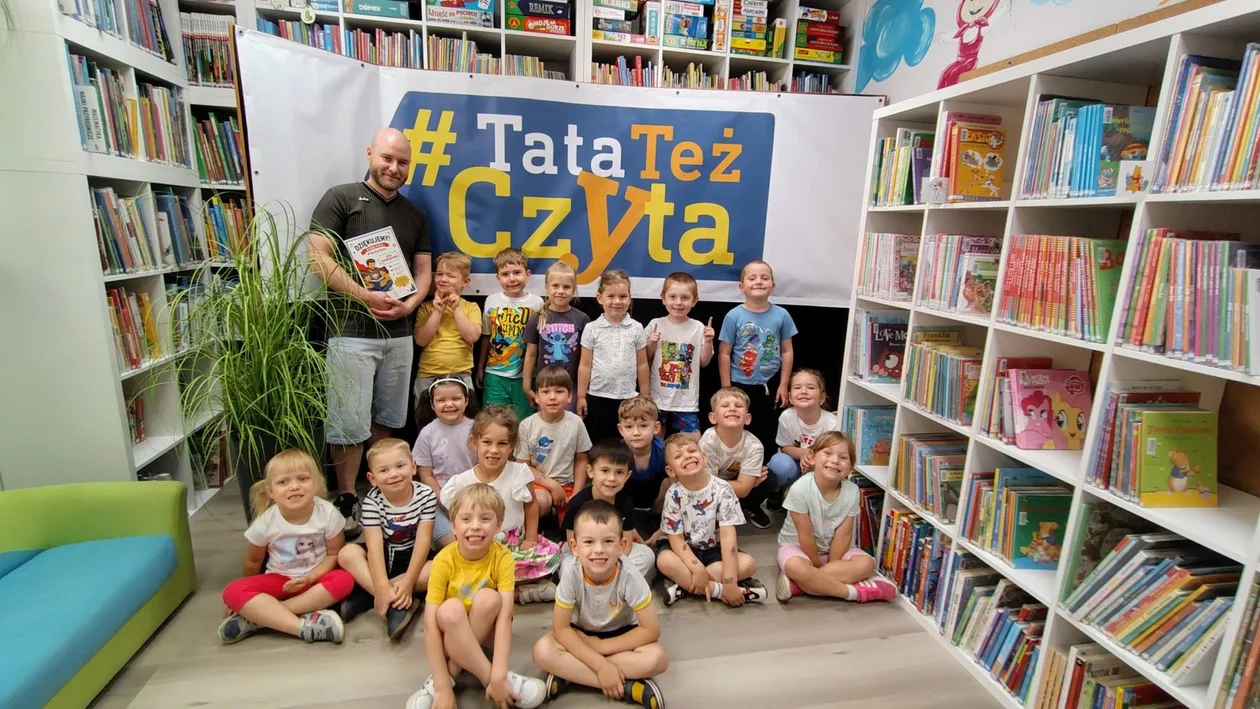 Tatusiowie zamienili się w lektorów. Wyjątkowa akcja w bibliotece w Pilawie - Zdjęcie główne