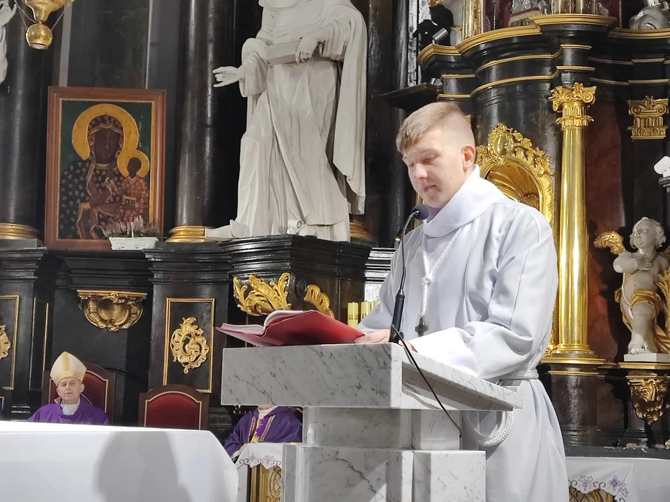 Biskup Grzegorz Suchodolski odwiedził Parafię Podwyższenia Krzyża Św. Ingres Biskupa z plebanii do kościoła i msza święta