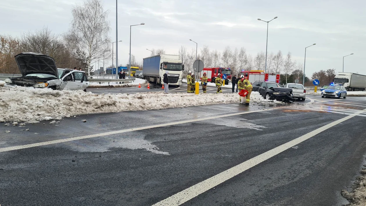 Trzy osobówki zderzyły się na obwodnicy Lubartowa. Są ranni