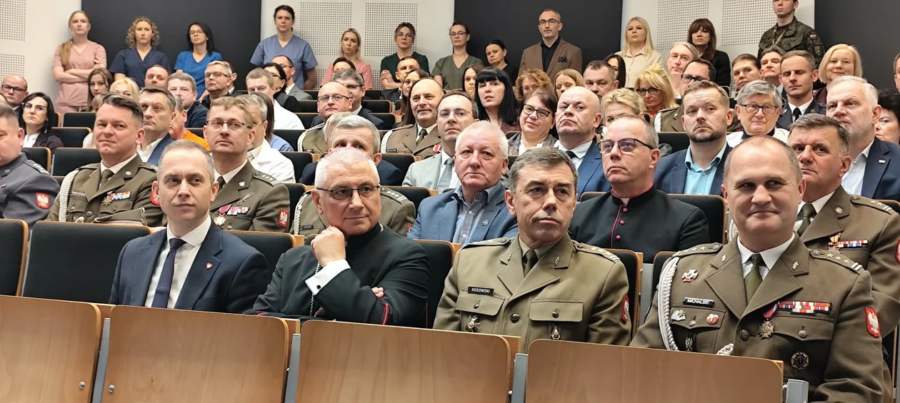 "Jedyna tego typu sala operacyjna w kraju" i więcej łóżek. Oddział Neurochirurgii w Szpitalu Wojskowym na nowo