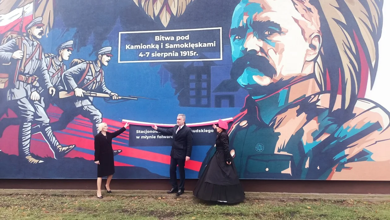 Samoklęski: Widowiskowy mural historyczny od dziś zdobi front szkoły - Zdjęcie główne