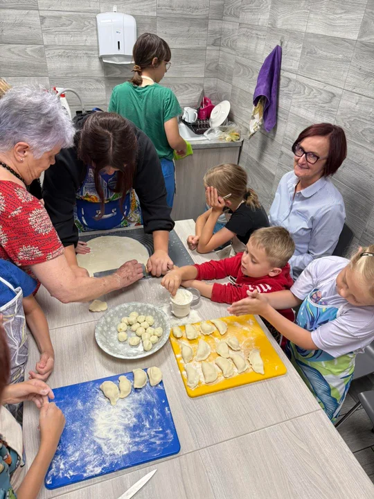 Międzypokoleniowe lepienie pierogów