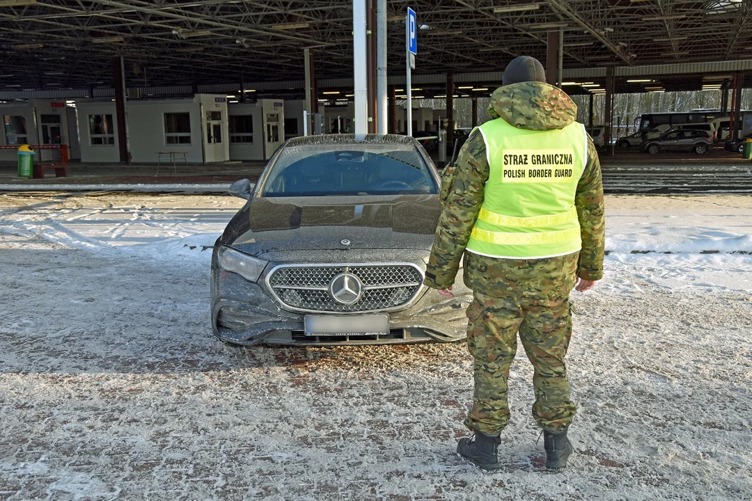 Powiat bialski: Mercedes zatrzymany na granicy. Auto warte pół miliona złotych nie wyjechało na Białoruś