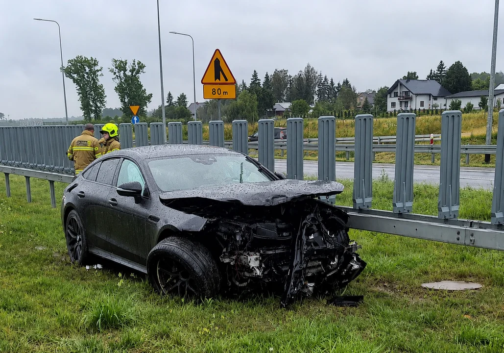 Rozpędzony mercedes zatrzymał się na barierach S17. Policja ustaliła przyczynę wypadku - Zdjęcie główne