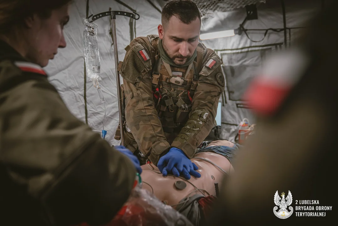 Atak rakietowy na szkołę. Ćwiczenia lubelskich terytorialsów, strażaków i ratowników