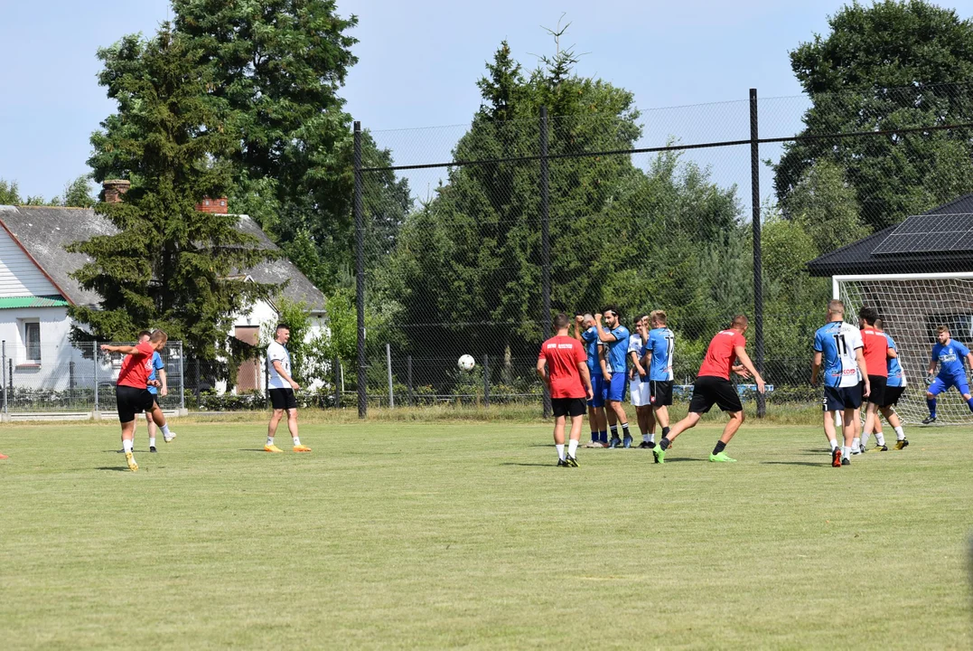 Sparingowy maraton Krzny. Dziś zmierzyli się z radzyńską Młodzieżówką (ZDJĘCIA) - Zdjęcie główne