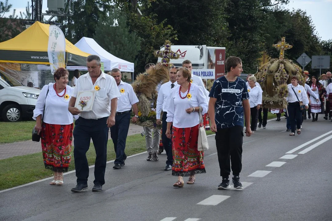 Dożynki Powiatowe w Drelowie 2023. Korowód i prezentacja wieńców