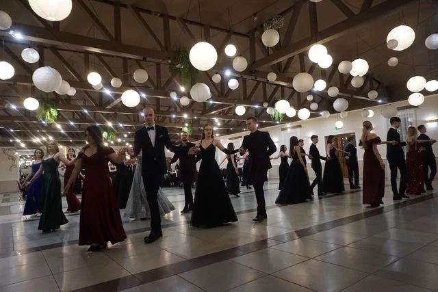 Poloneza czas zacząć! Studniówka u Mickiewicza "odpaliła" wielkie odliczanie do matury... (foto, video) - Zdjęcie główne