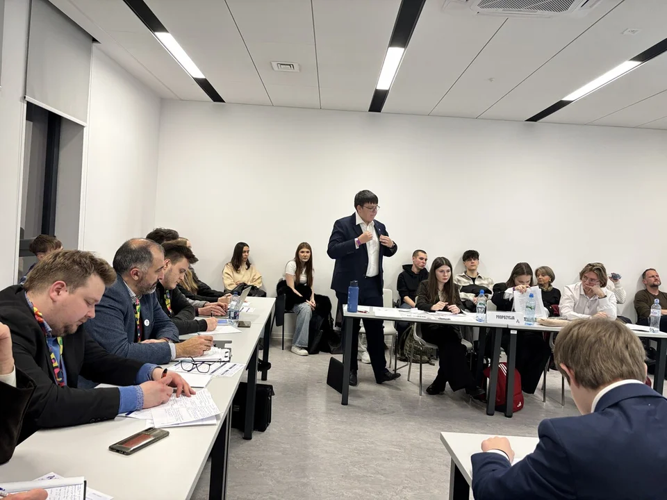 Uczniowie ZS 2 w Lubartowie  na turnieju debat. Znaleźli się w czołówce (zdjęcia) - Zdjęcie główne