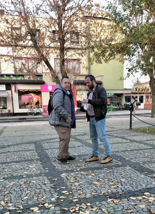 Biało-czerwone znicze dla przechodniów. Alternatywa dla Łukowa w akcji