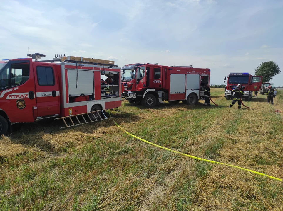 Kombajn całkowicie spłonął w Ernestynowie. Strażacy użyli 5 Ton wody do gaszenia - Zdjęcie główne