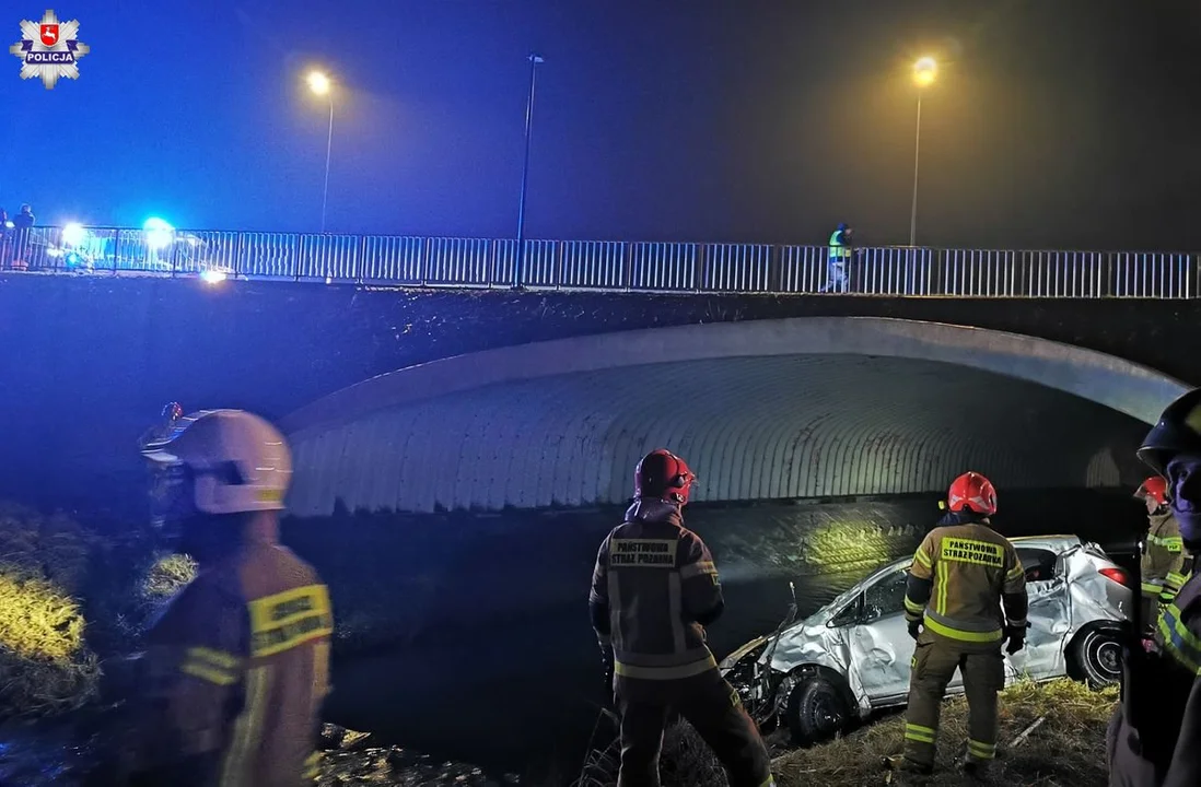 Biłgoraj: Osobówka zjechała z drogi do rzeki. Nietrzeźwy 29-latek w rękach policji