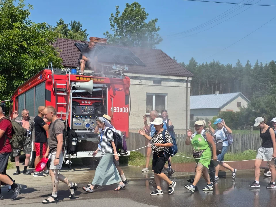 Upał im nie straszny. Trzeci dzień na szlaku 48. Lubelskiej Pieszej Pielgrzymki na Jasną Górę. Zdjęcia - Zdjęcie główne