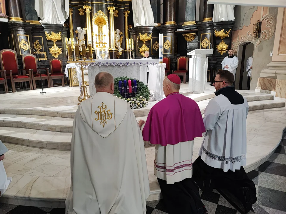 Biskup Grzegorz Suchodolski odwiedził Parafię Podwyższenia Krzyża Św. Ingres Biskupa z plebanii do kościoła i msza święta