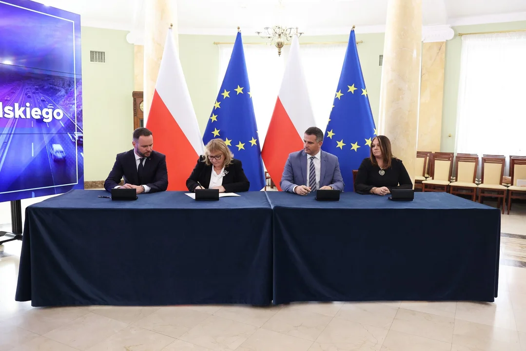 Podpisanie umowy na drogę Tereszpol- Bukownica